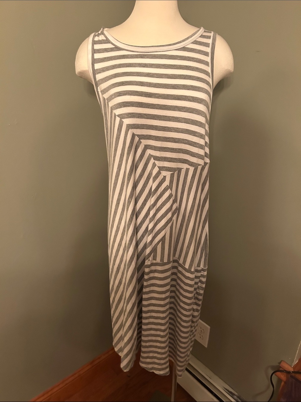 Comfy USA Gray & White Striped Sleeveless Midi Dress
